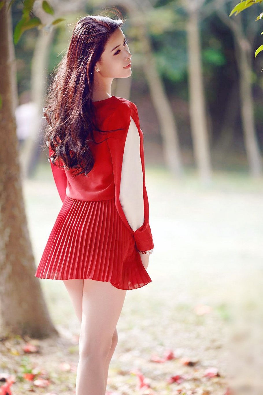 冬日阳光下的一个清新靓丽红裙姑娘|红裙|人像|树林_新浪新闻