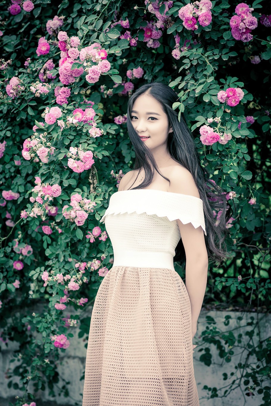 一个长发飘逸如花一般美丽的青春少女姑娘