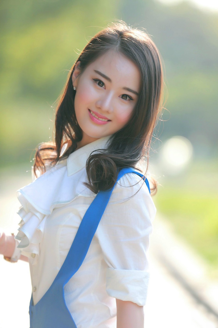 一个笑容甜美,青春美丽的素颜美女小姐姐