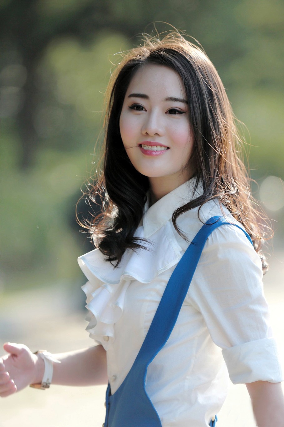 一个笑容甜美,青春美丽的素颜美女小姐姐