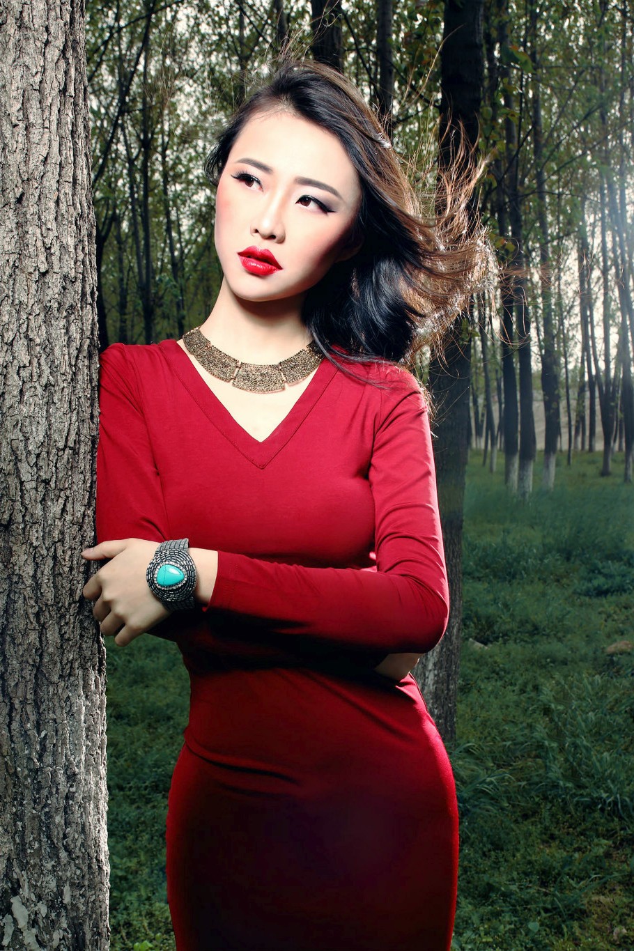 小树林里一个长发飘飘,美丽怡人的红衣美女!