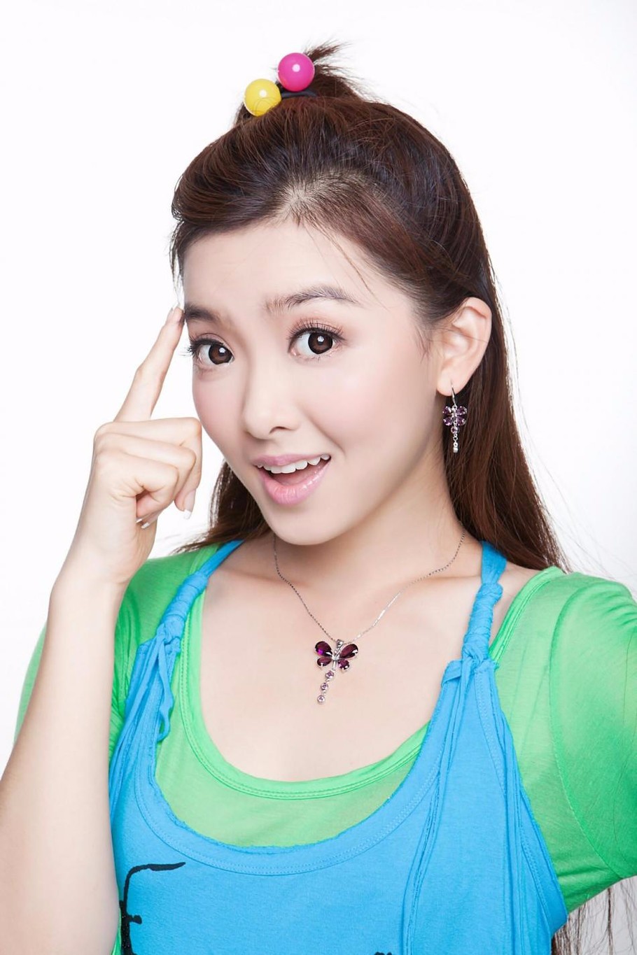 大学期间,王京京不断充实自己的播音主持才能,如鱼