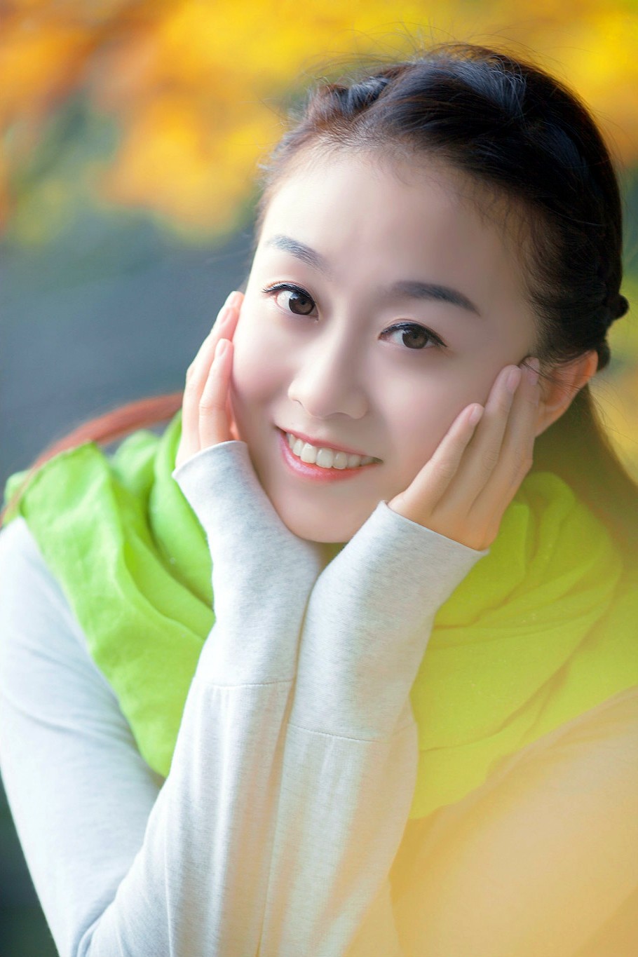 阳光下一个笑得如此开心的清秀美女姑娘