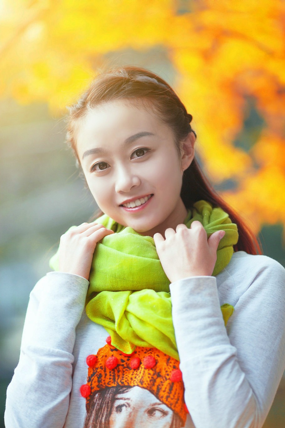 阳光下一个笑得如此开心的清秀美女姑娘