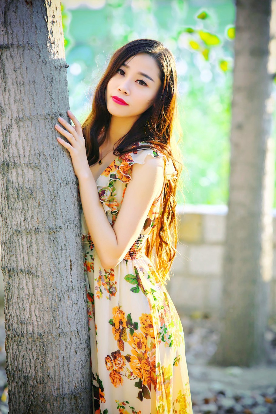 阳光下一个清秀美丽长发飘飘的美女姑娘