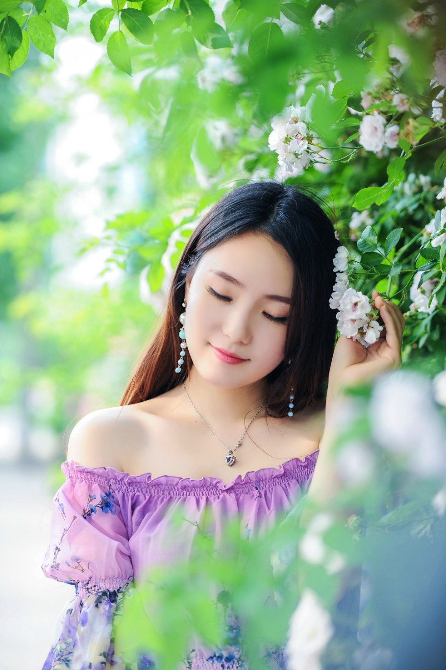 使人多看几眼的小家碧玉长发裙装美女