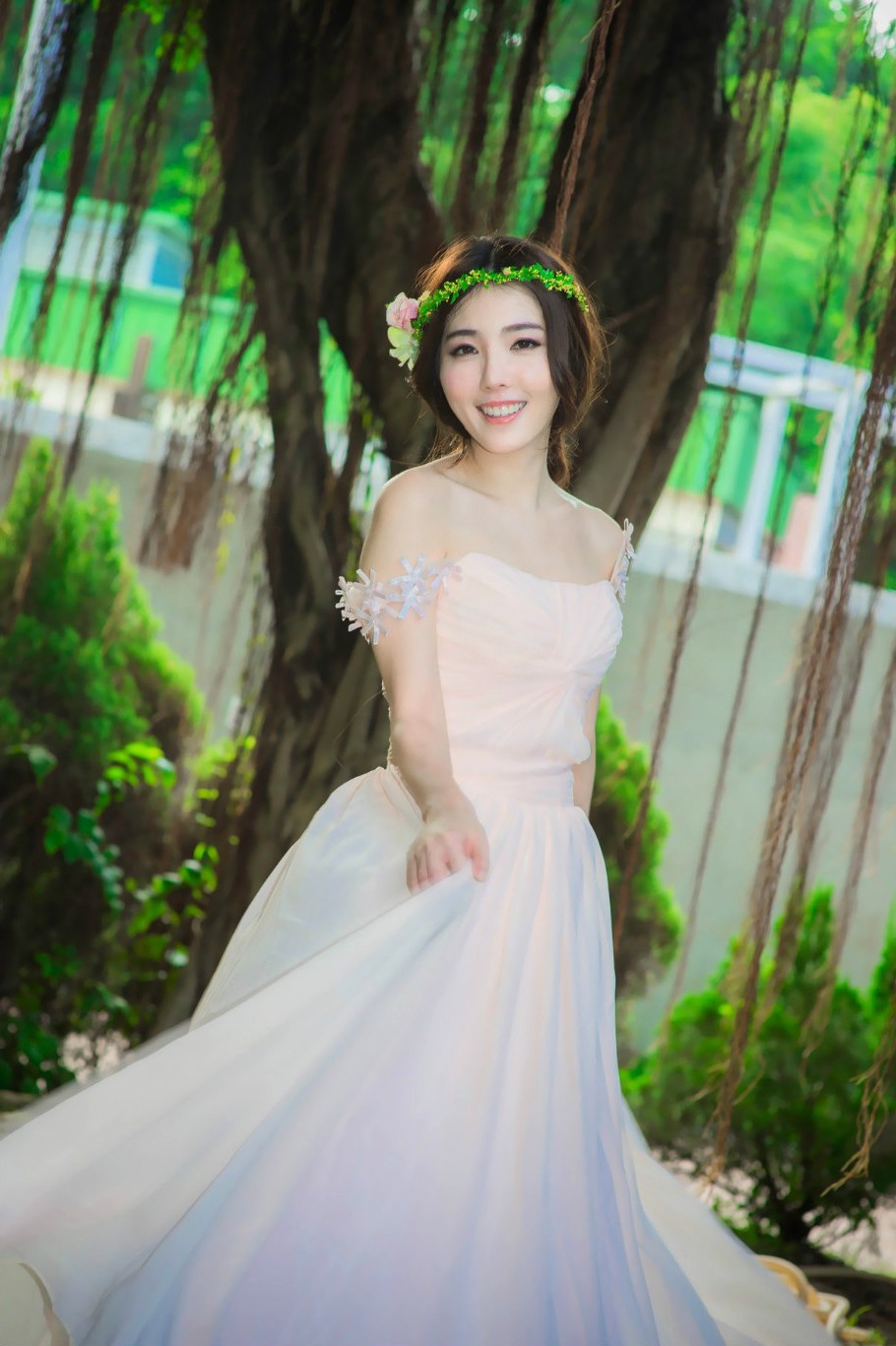 清新阳光下,公园里一个头戴花环如天使般美丽的姑娘