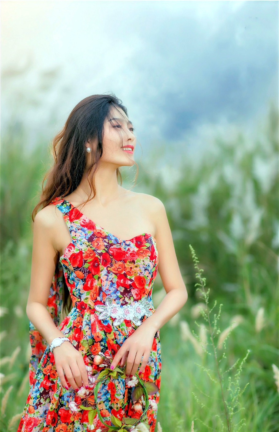 空旷户外里一个长发飘飘的美丽花裙美女|长发|美丽|人像_新浪新闻