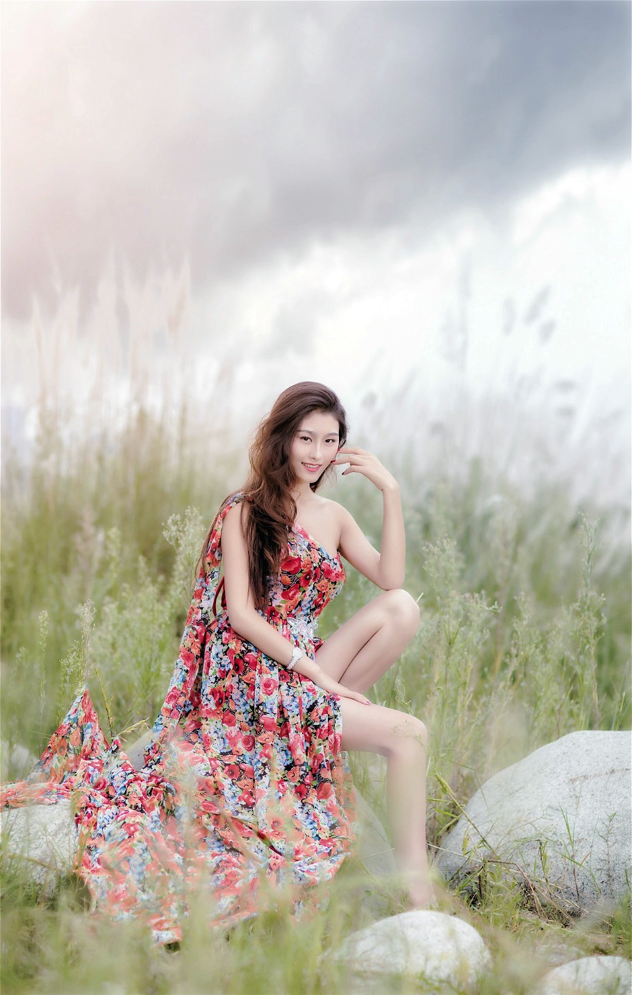 空旷户外里一个长发飘飘的美丽花裙美女|长发|美丽|人像_新浪新闻