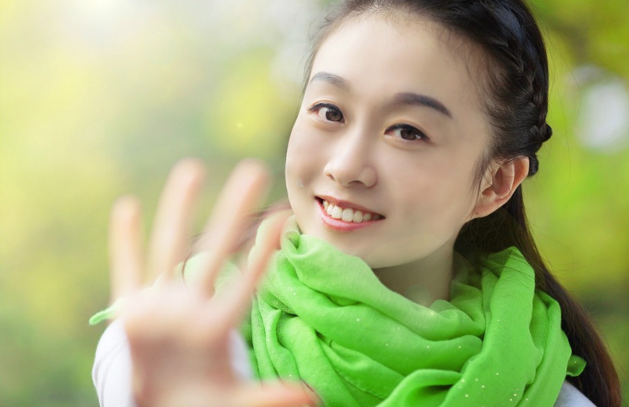 阳光下一个笑得如此开心的清秀美女姑娘
