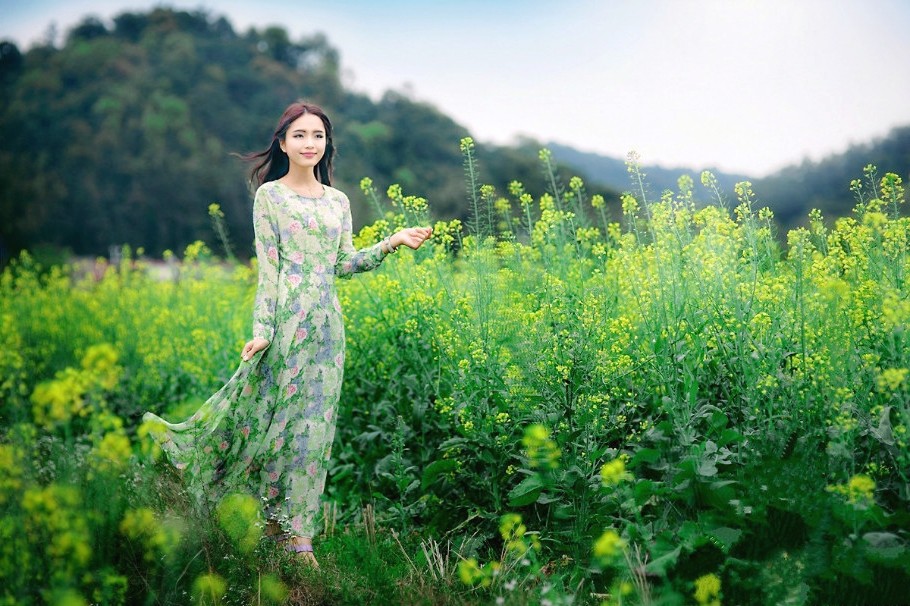 油菜花地里一个清秀美丽的裙装姑娘!
