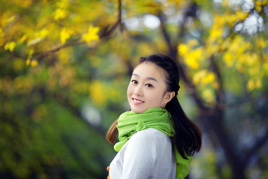 阳光下一个笑得如此开心的清秀美女姑娘