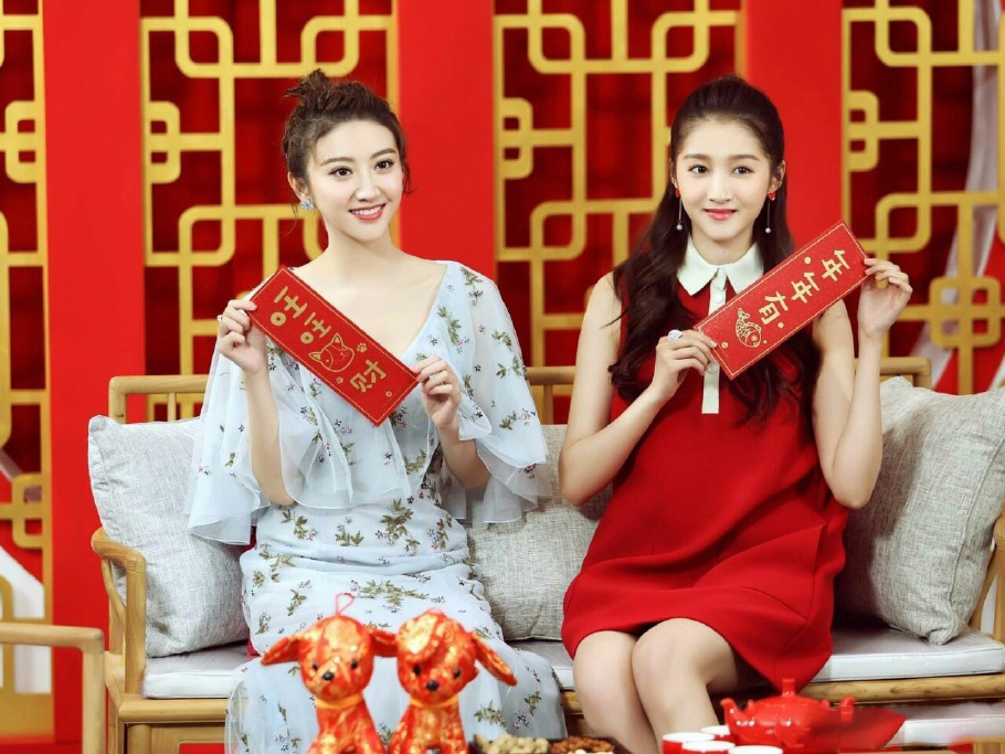 关晓彤春晚同台景甜,穿娃娃领小红裙俏皮可爱,网友:美少女!