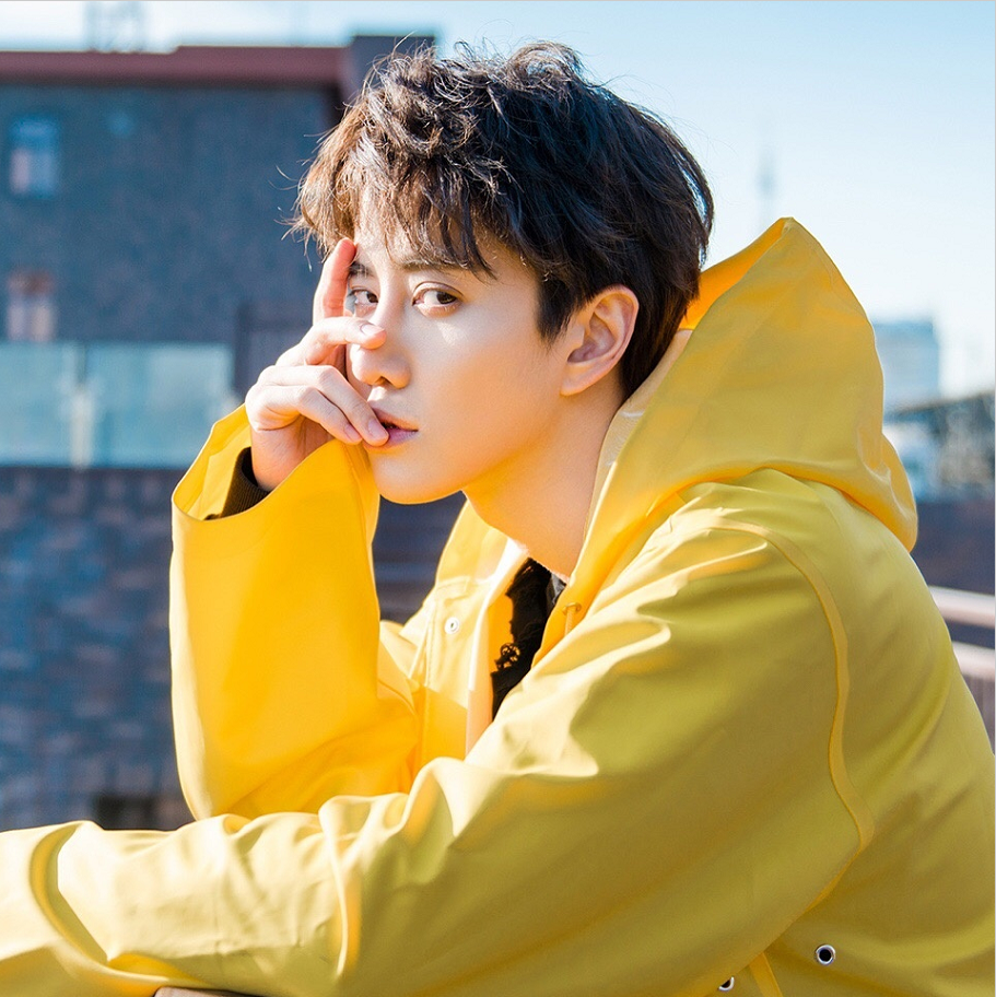 mike最新街拍,黄色外套突显肤色白皙,让人看起来青春活力