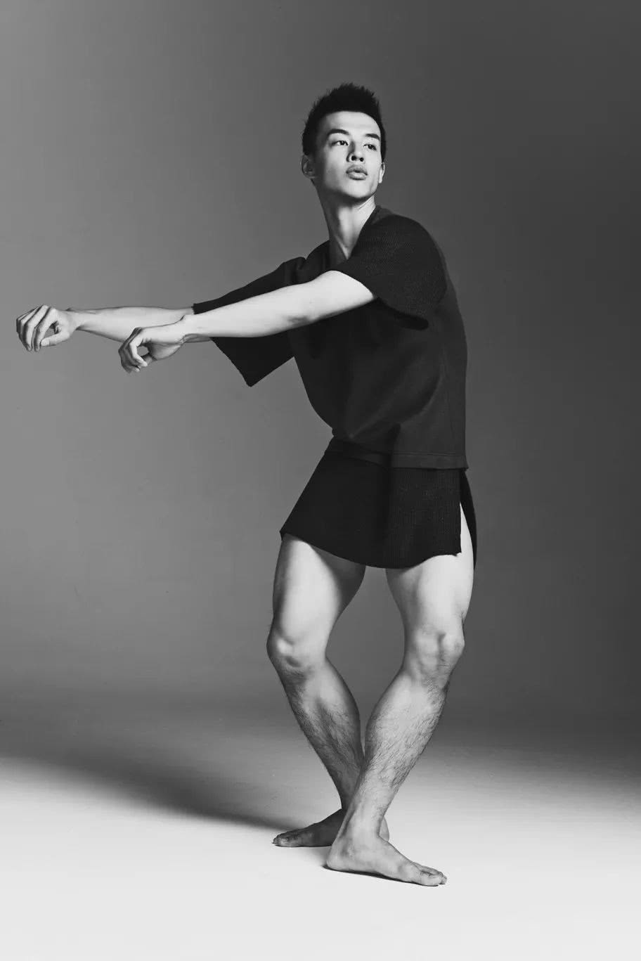 看到他,还以为真有鲜肉会演戏了|蓝色骨头|尹昉|舞蹈_新浪新闻