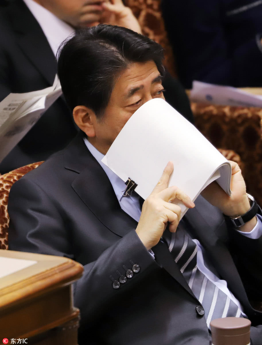 安倍晋三出席参议院会议 犯困哈欠连天