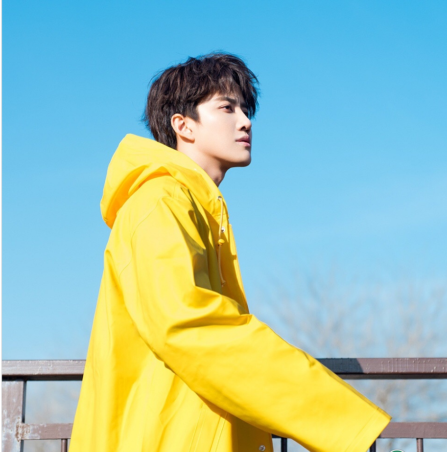 mike最新街拍,黄色外套突显肤色白皙,让人看起来青春活力