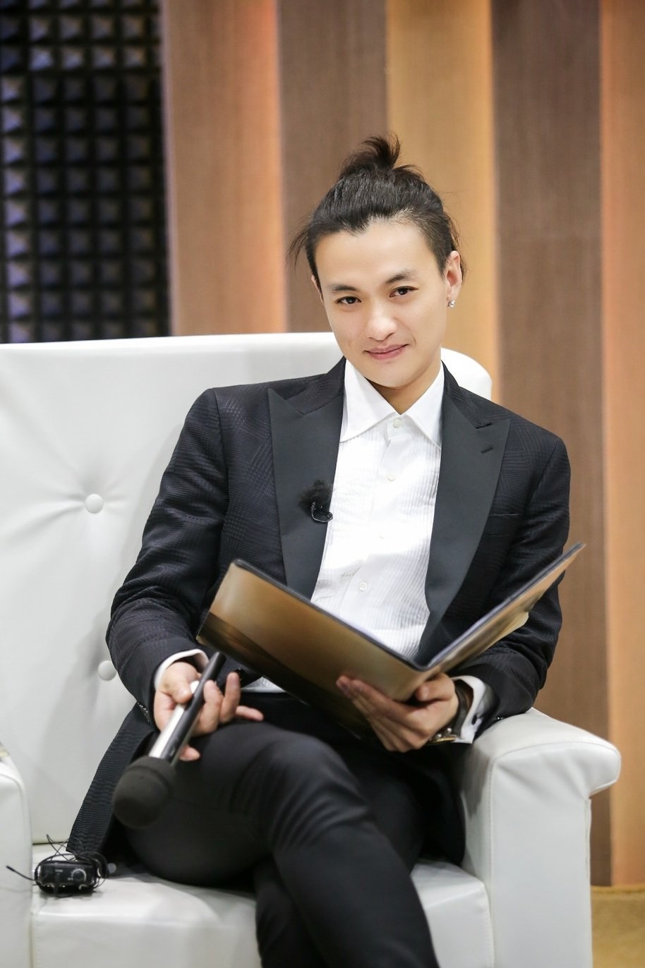 周一围白色休闲套装机场走秀35岁的深沉大叔魅力爆棚