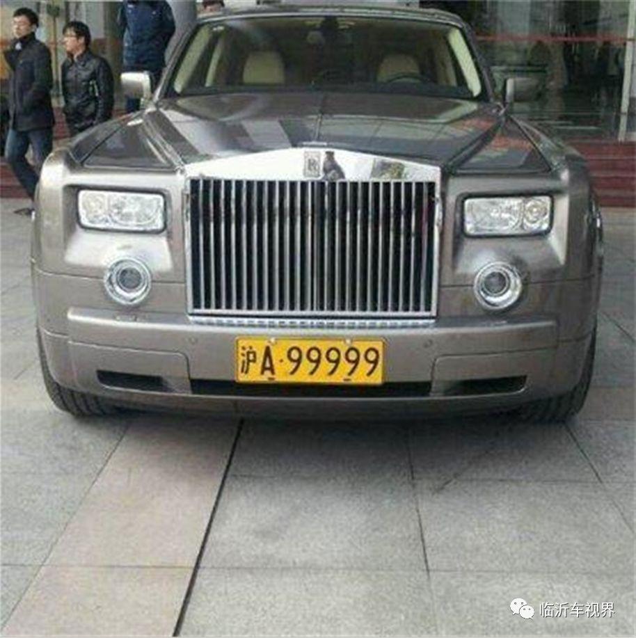 街头现身挂九五之尊车牌的1400万劳斯莱斯幻影路人欲花800万买下被