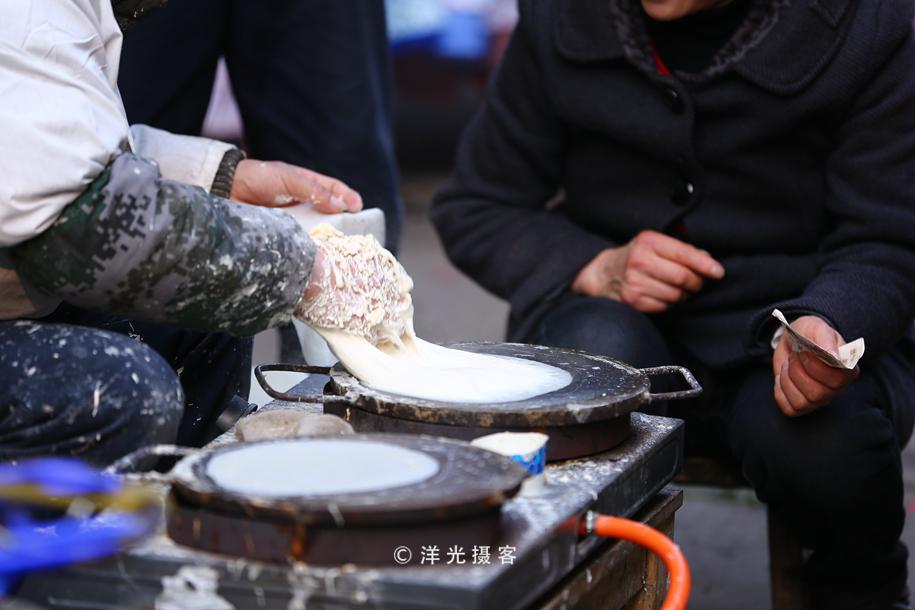 桐城的春捲皮是現攤現賣,很多食品店在節前都改行做起了春捲皮,想買的