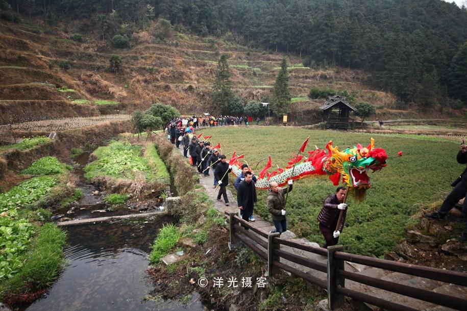 坪坦乡 新春祭萨祈福   巡游回来,人们纷纷从龙嘴里扯下"龙胡子,龙须"