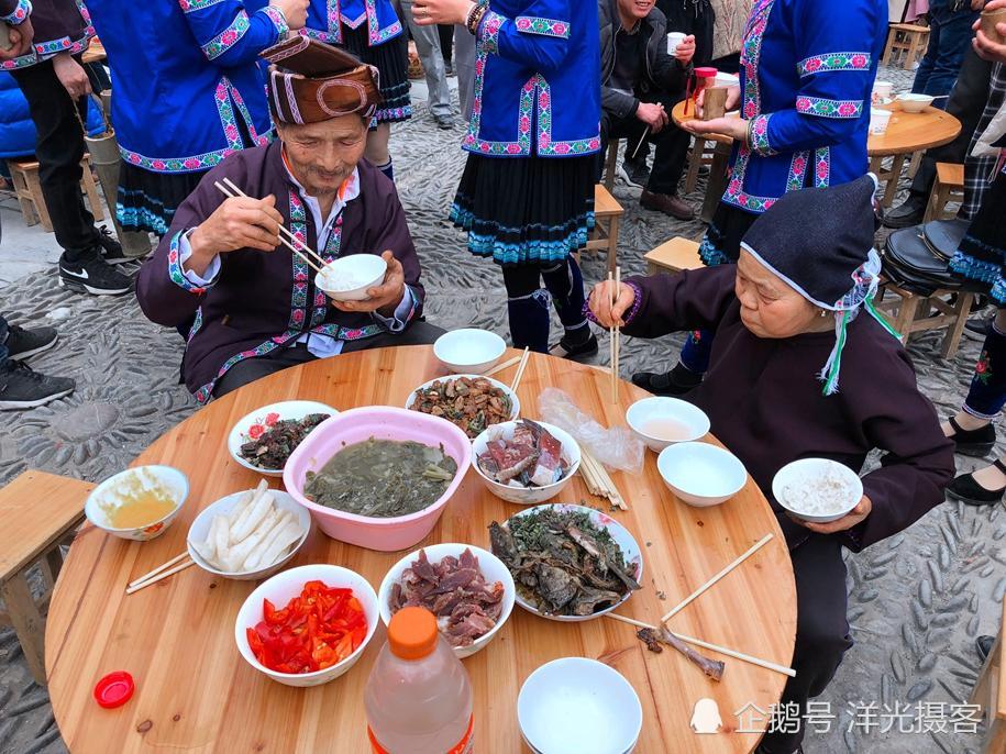 招待客人,家里最珍贵的食物都拿出来了,客人却尴尬得不敢动筷