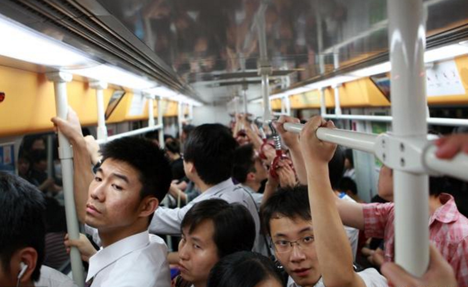 女孩子月薪8000常出差,和月薪4000离家远?选哪个?