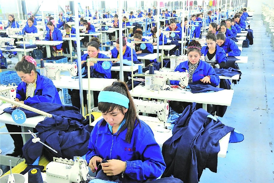 当地农民在位于巴楚县色力布亚镇工业园的亿美服装有限公司上班(摄于