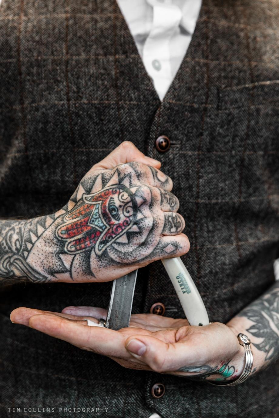 理发师浑身纹身吓人不