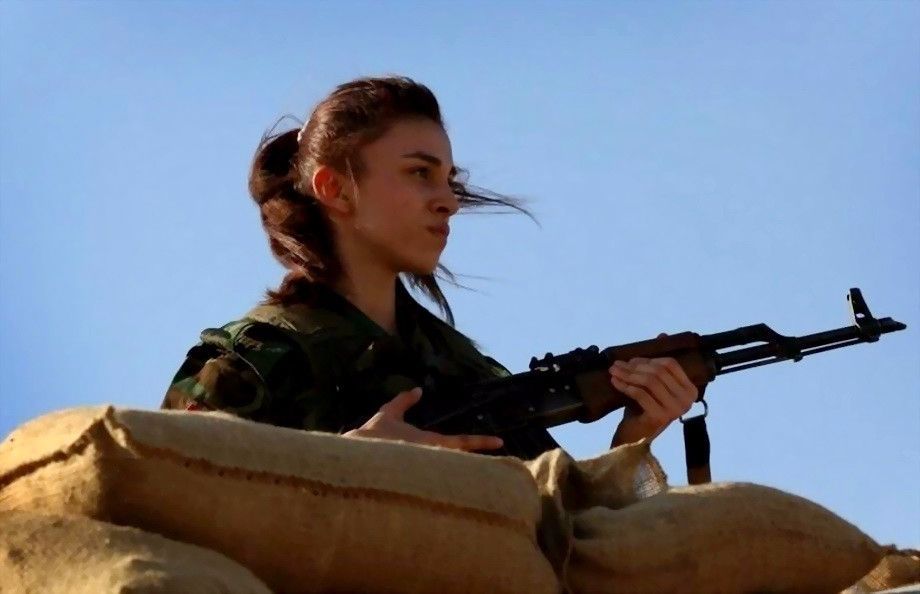 战火中的女兵为什么不穿内衣可笑还是可敬呢