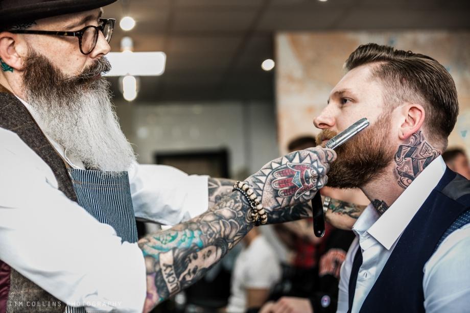 理发师浑身纹身吓人不