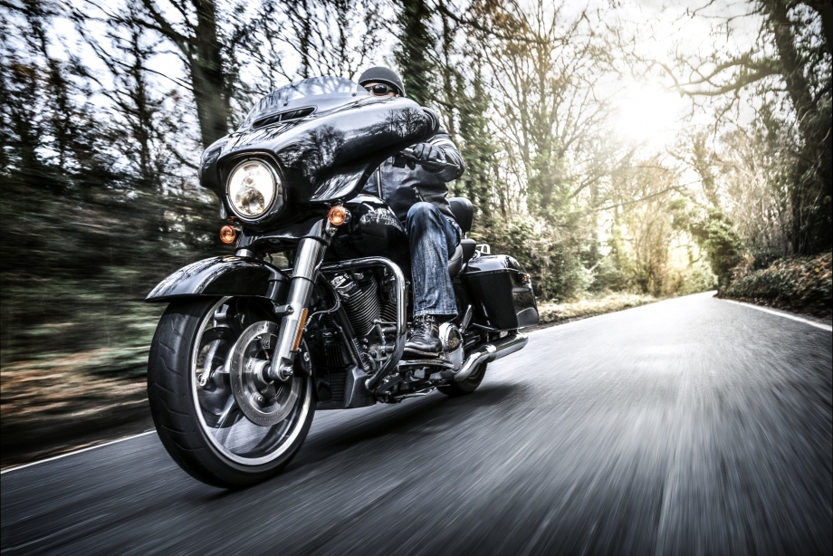 驰骋于路上的机车梦 帅气炫酷的机车骑行大片