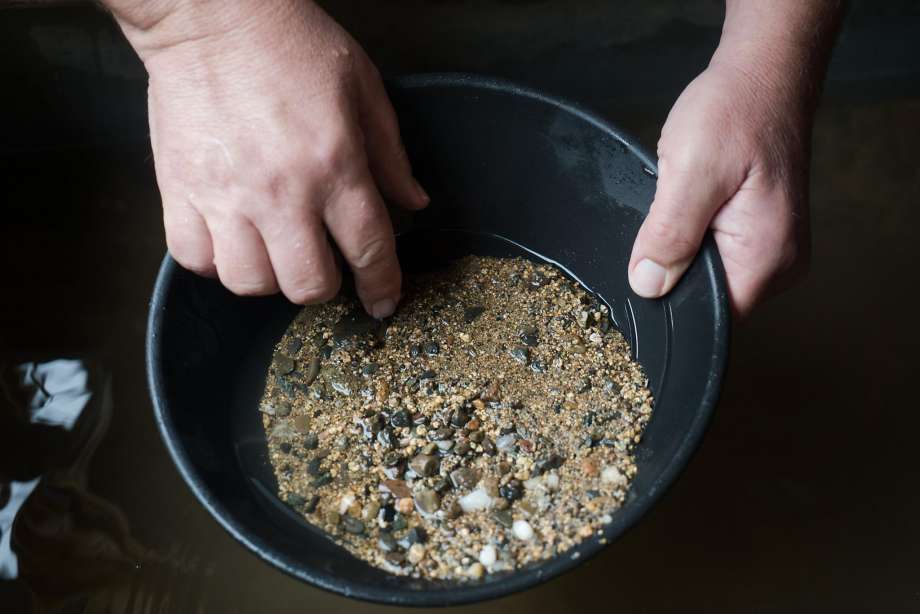 好好的一个设计师,转而成为淘金者,就是因为喜欢刺激的生活