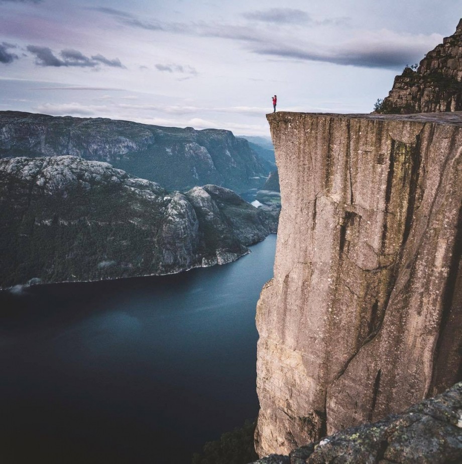 站在悬崖边思考