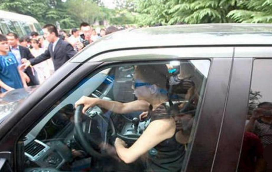 这是宋丹丹自己开车出行被粉丝们包围的场景,所以说大家看到的是荣耀