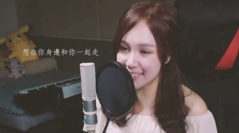 你一定听过这首歌的国语版《梦醒时分》,美女