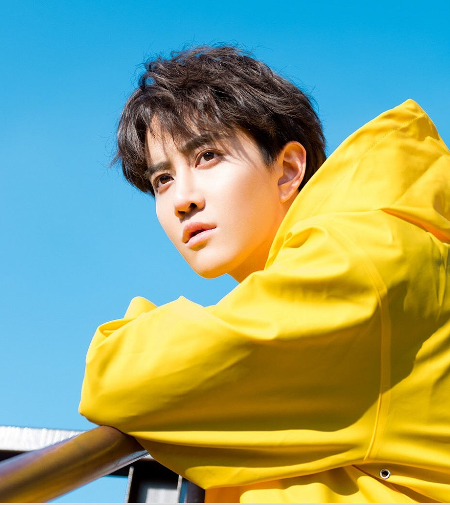 mike最新街拍,黄色外套突显肤色白皙,让人看起来青春活力