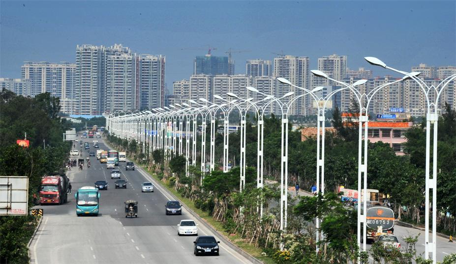 茂名市位于南中国海之滨,地处广东省西南部,是广东省人口较多的地级市