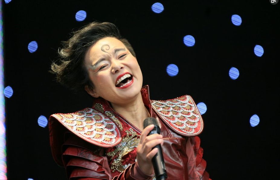 龚琳娜挑衅李玉刚凤凰传奇,现场飙忐忑,惊呆众人