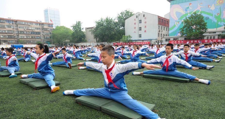 对比起这些80、90、00后的课间操,你就知道现在的孩子压力有多大