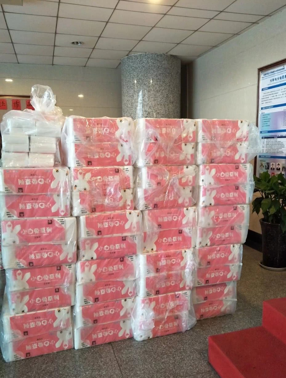 女生节好福利 高校给全校女生送卫生纸