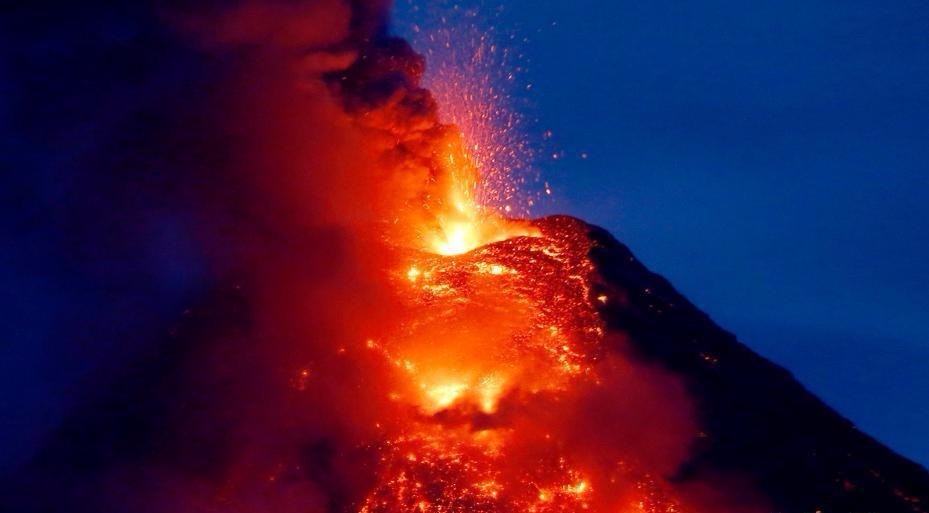 菲律宾马荣火山岩浆喷射 四万人已紧急疏散