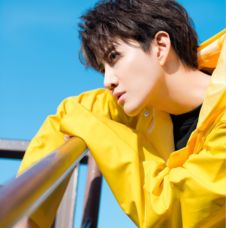 mike最新街拍,黄色外套突显肤色白皙,让人看起来青春活力