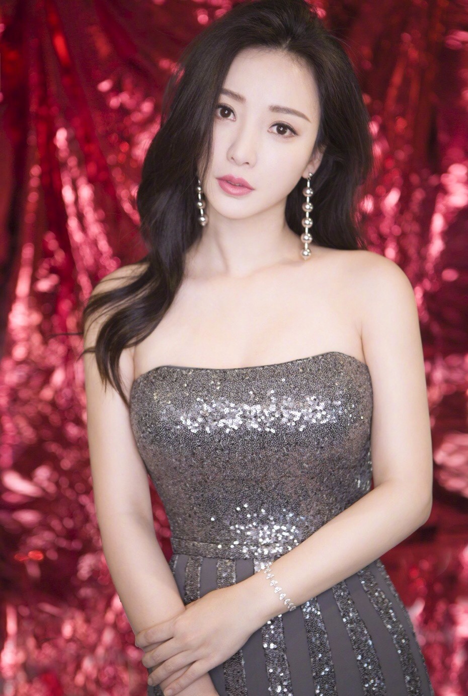 柳岩胸大还这么敢穿,亮片装上围抢镜"呼之欲出"啦