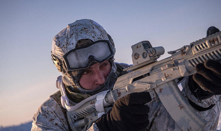 俄罗斯车臣共和国内务部特种部队人员在北极地区举行了演习