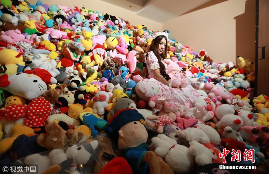 90后女孩一年花4万元抓7千个娃娃 家里堆成山