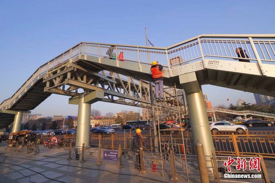 中国最长跨度铝合金天桥北京东单北天桥开通
