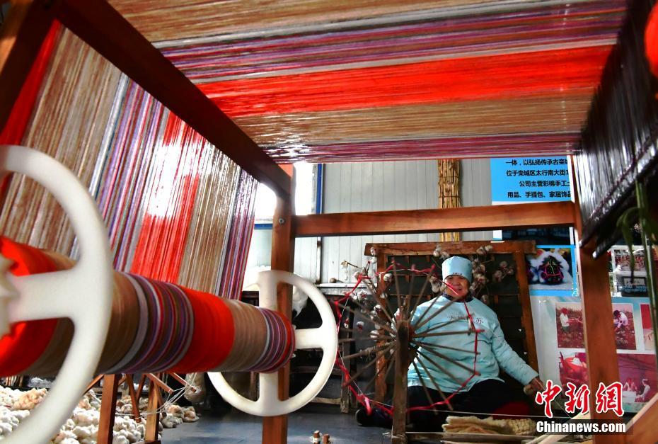 探访中国民间土布制造 老机杼再现传统织造技艺
