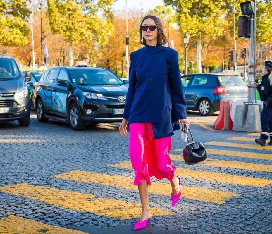 低调一点,可以选一条温柔色系的绸缎裙,同色系搭配,更是穿出高级感.▼