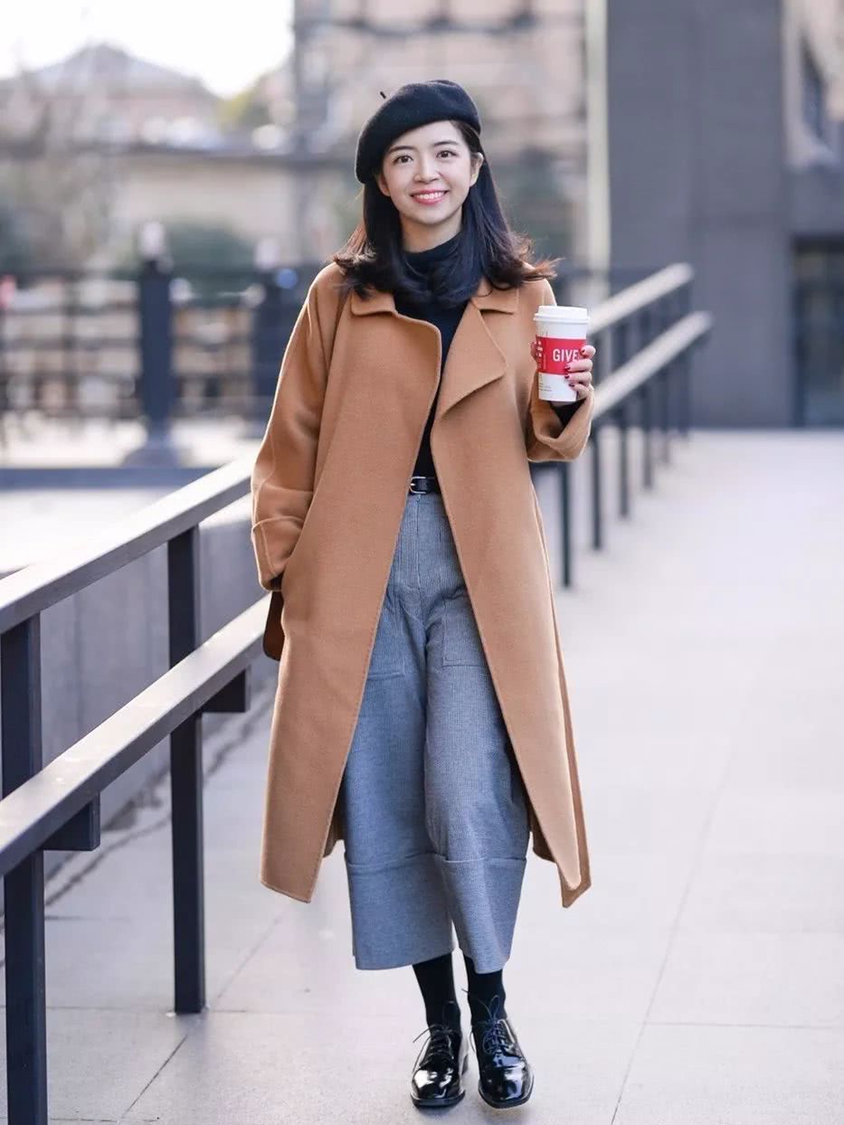 搭配解析:驼色大衣搭配九分的阔腿裤,属于带点帅气感中性风搭配,博主